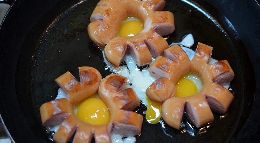 Добавляем перепелиные яйца к сосискам