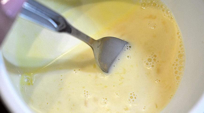Отделяем желтки от белков и смешиваем с молоком