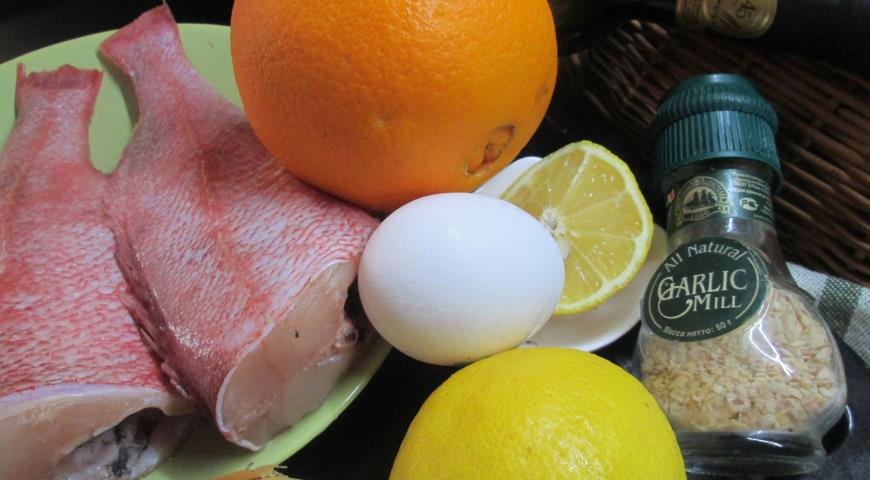 Нарезаем лимон и лук для морского окуня