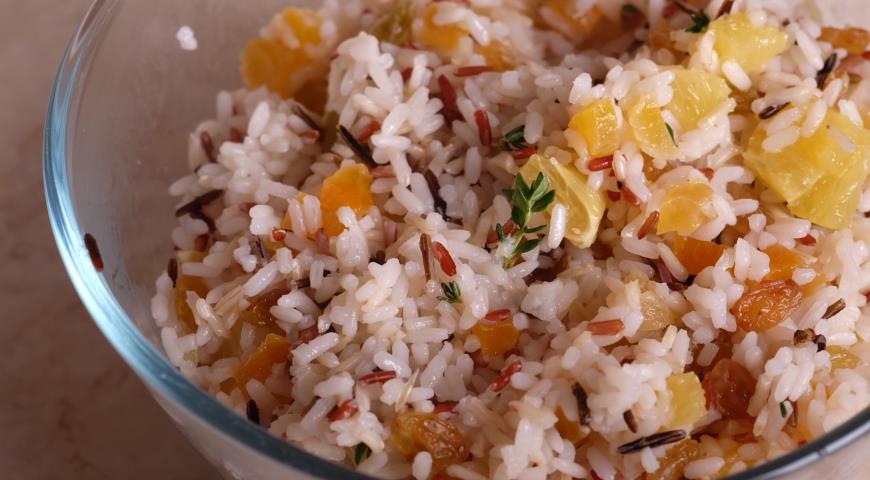 Смешиваем рис с сухофруктами и апельсином