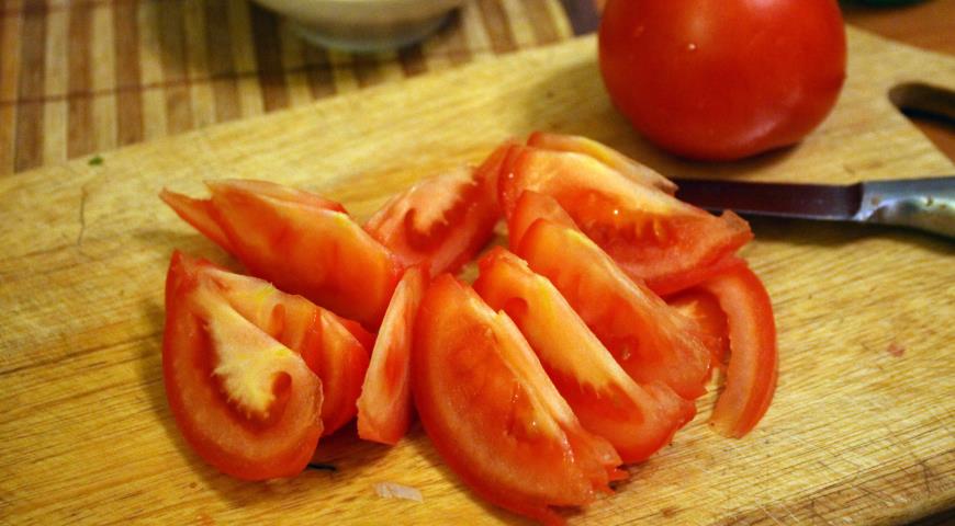 Нарезаем томаты и сёмгу тонкими кусочками для салата