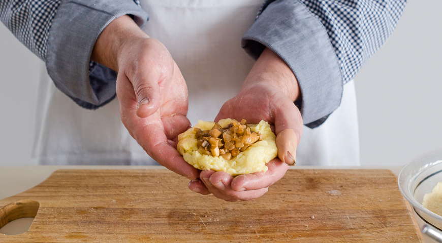 Фото приготовления рецепта: Картофельные зразы с грибами, шаг №4