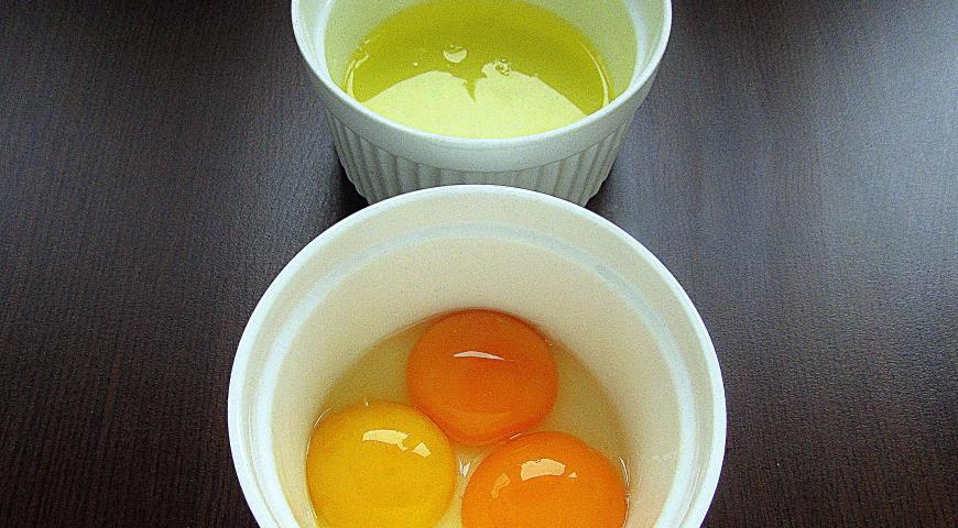 Разделяем яйца на белки и желтки
