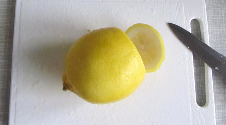 Срезаем кончики лимона