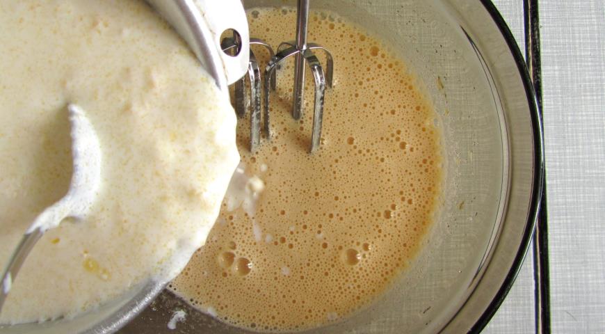 В яично-сахарную массу добавляем масляно-кисломолочную смесь
