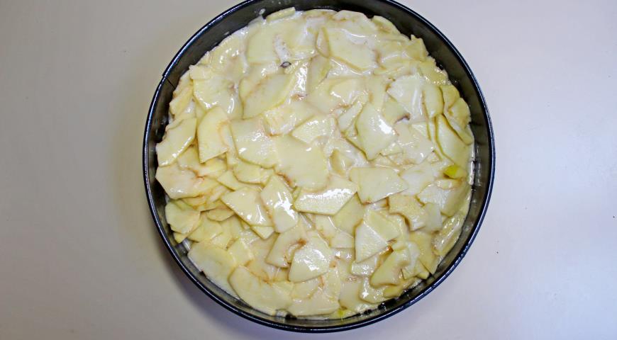 Ставим яблочный пирог выпекаться в духовку