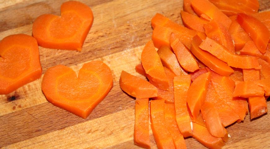Для салата нарезаем морковь