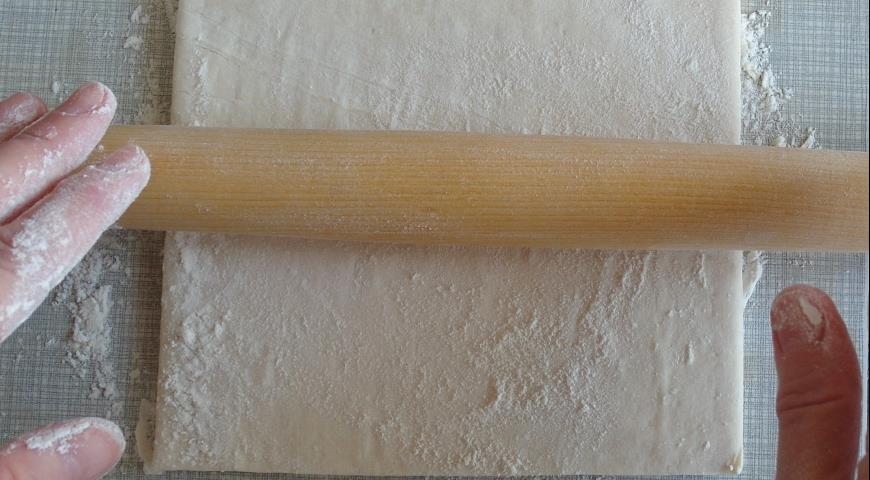 Раскатываем слоеное тесто для ватрушек