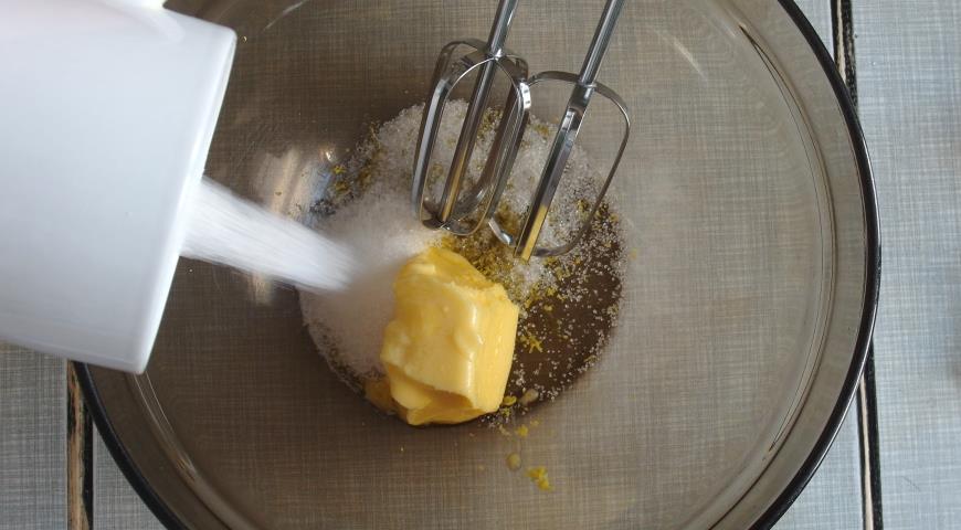 К цедре лимона добавляем сливочное масло и сахарный песок