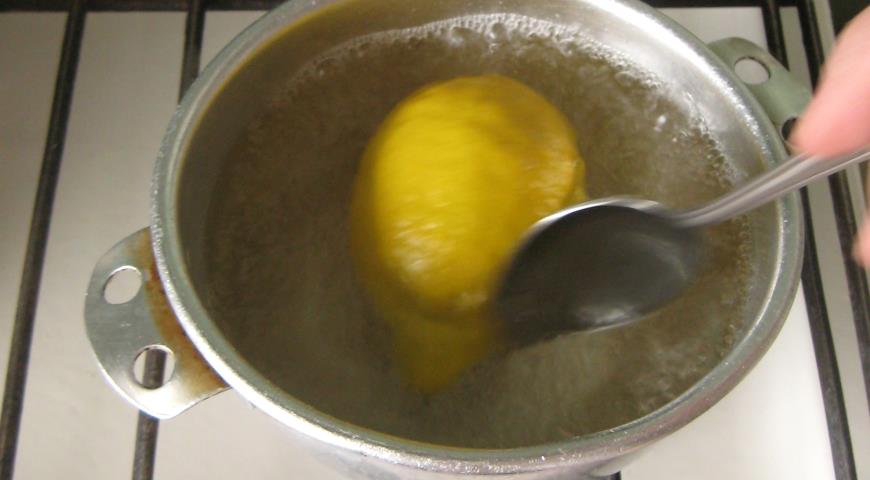 Подготавливаем лимон для начинки