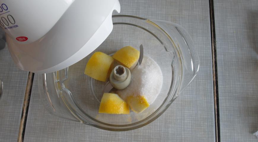 Измельчаем лимон с сахаром в блендере