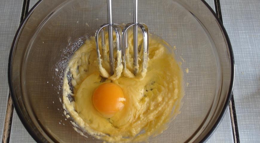 В получившуюся смесь добавляем яйца