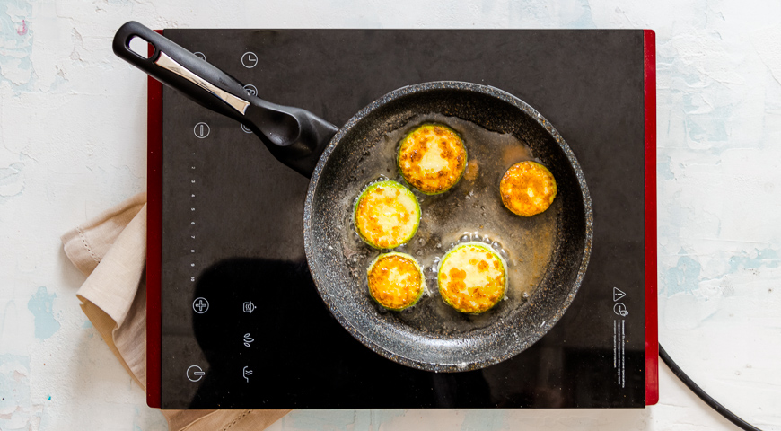 Фото приготовления рецепта: Кабачки с помидорами и грибами , шаг №2