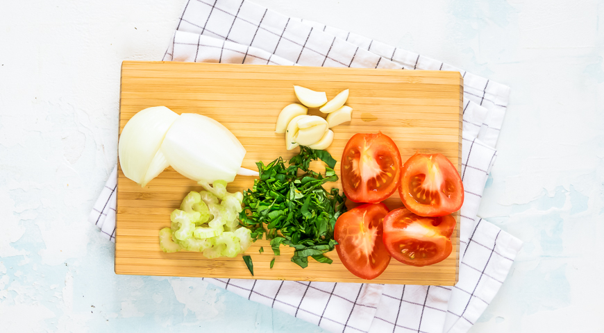Фото приготовления рецепта: Суп из помидоров с базиликом, шаг №1
