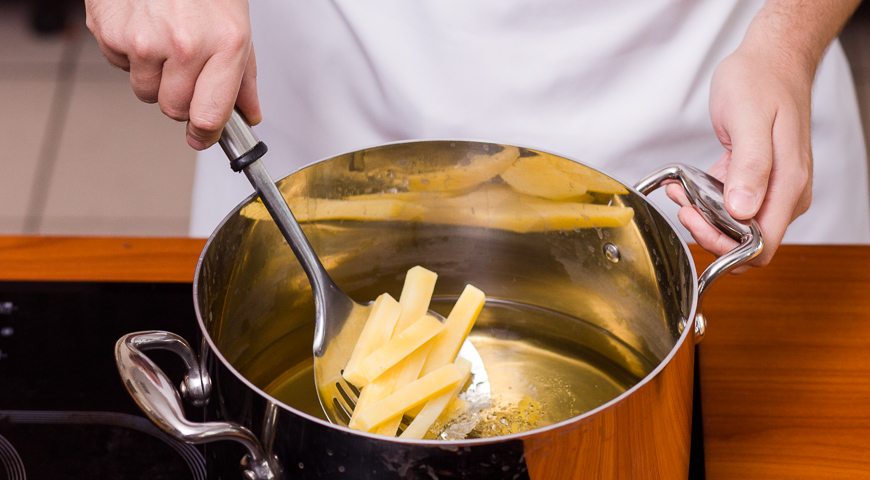 Фото приготовления рецепта: Самый вкусный картофель-фри, шаг №5