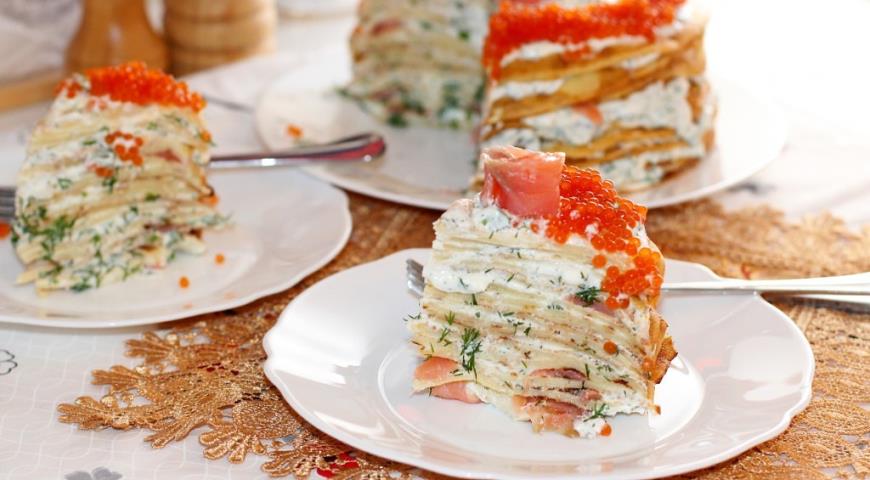 Блинный пирог с красной рыбой и сливочным сыром и блинный рулет с красной рыбой, белым сыром и зеленью