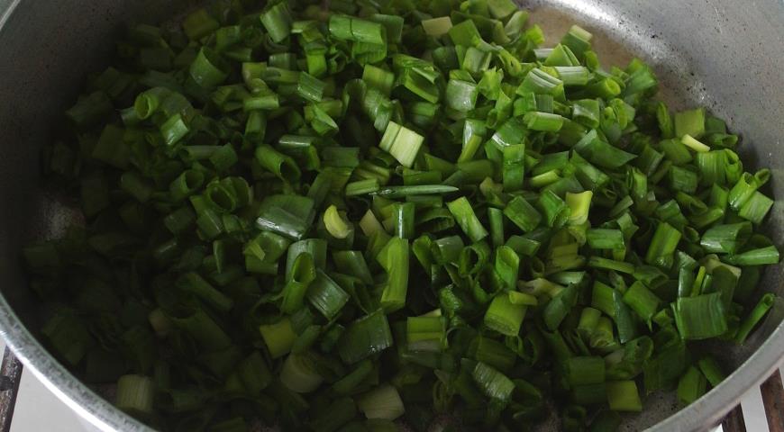 Обжариваем зеленый лук на сливочном масле