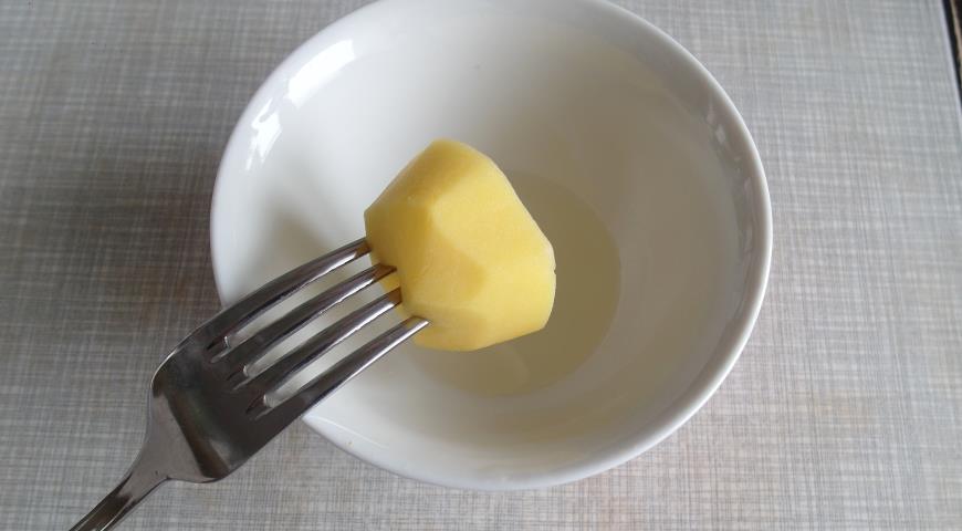 Чистим и режем картофель