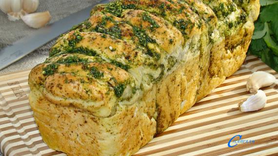 Постный чесночный хлеб с зеленью