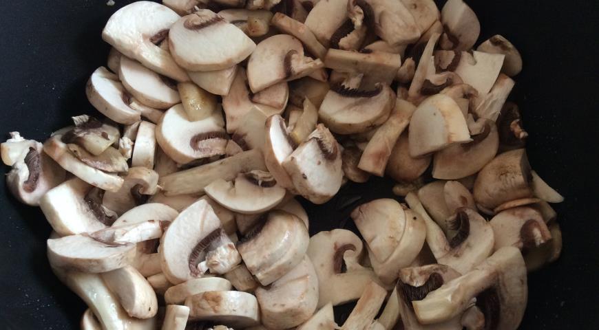 Обжарить тонко нарезанные грибы на растительном масле