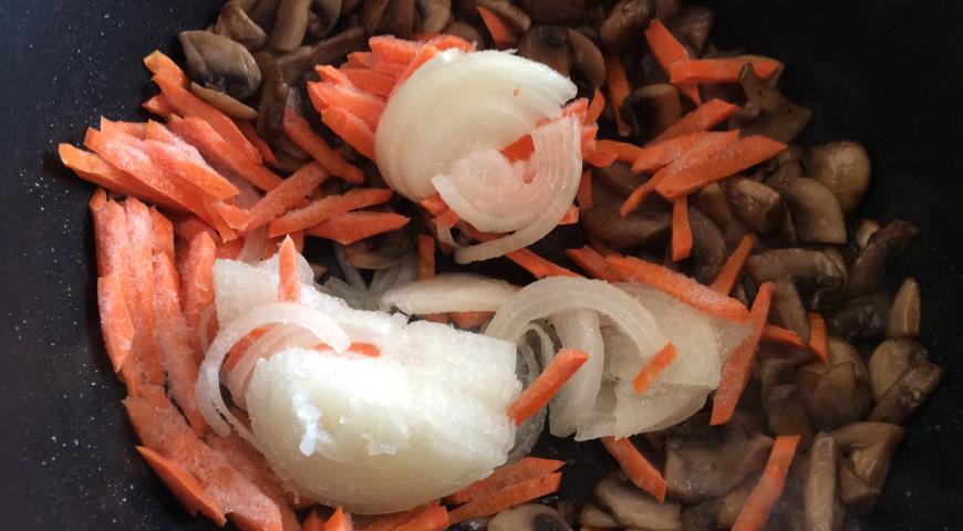 Добавить к грибам морковь и лук и обжаривать