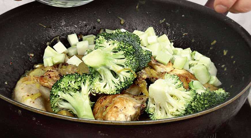 Фото приготовления рецепта: Весенний цыпленок с овощами, шаг №6