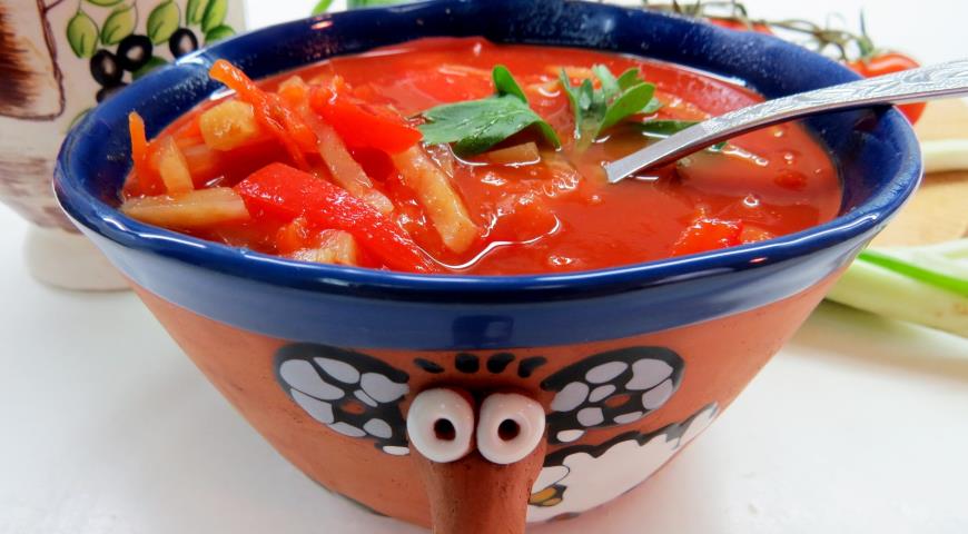 Выложить нарезанные овощи в кастрюлю и залить томатным соком