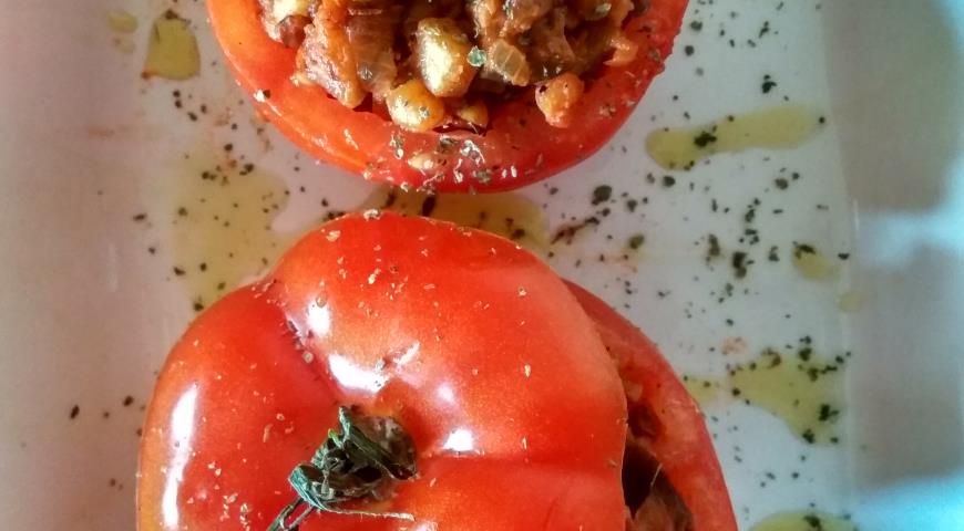Фаршировать помидоры начинкой, выпекать до готовности