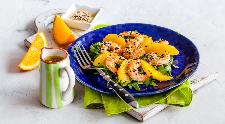 Фото приготовления рецепта: Салат с креветками и апельсином, шаг №3