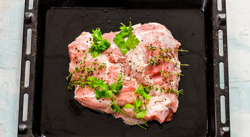 Фото приготовления рецепта: Свинина с овощами в духовке, шаг №1