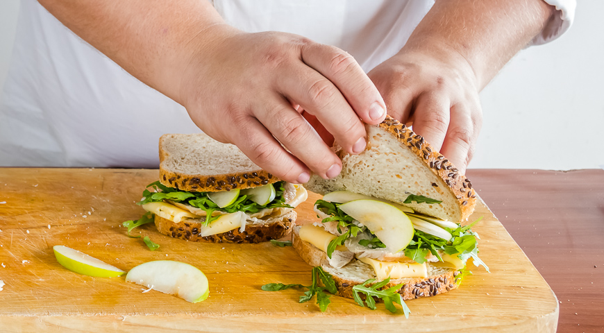 Фото приготовления рецепта: Горячий сэндвич с индейкой, сыром и яблоком, шаг №3