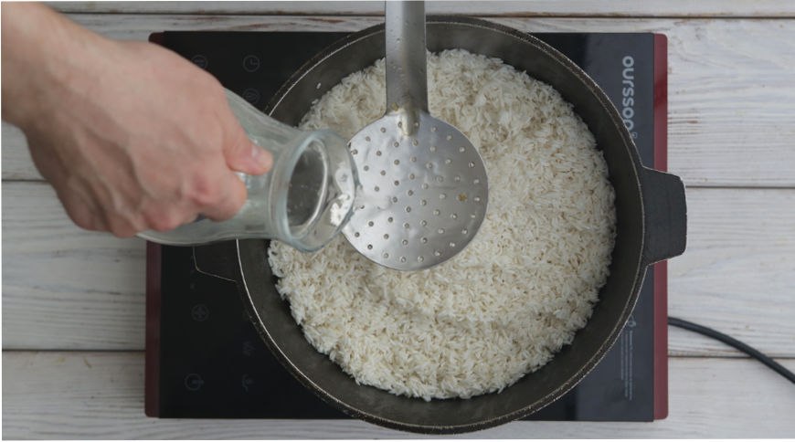 Укладываем рис в казан для плова