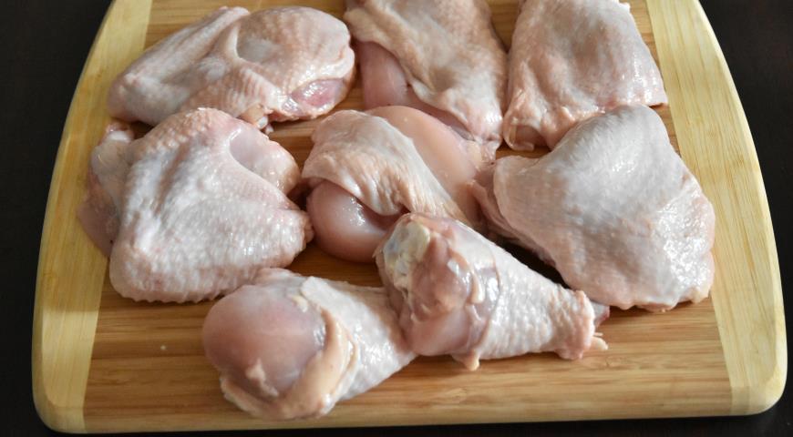 Разделываем курицу на порционные кусочки