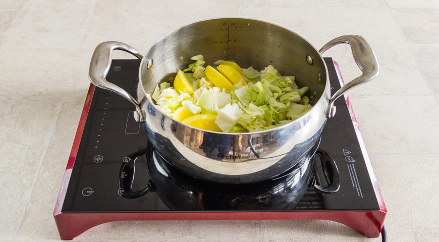 Фото приготовления рецепта: Рагу из капусты с картофелем и мясными остатками, шаг №5