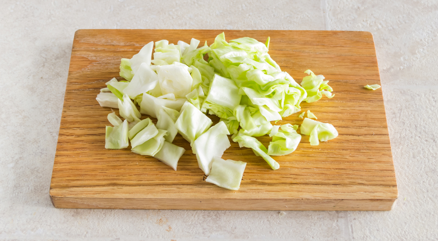 Фото приготовления рецепта: Рагу из капусты с картофелем и мясными остатками, шаг №1
