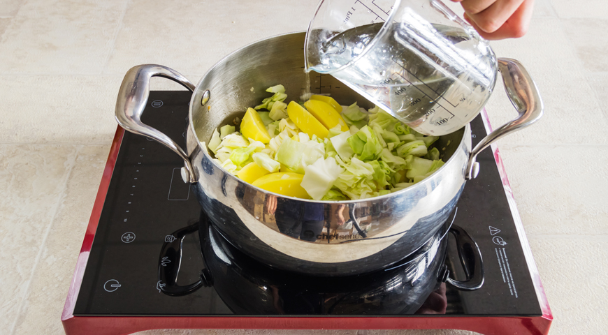 Фото приготовления рецепта: Рагу из капусты с картофелем и мясными остатками, шаг №6