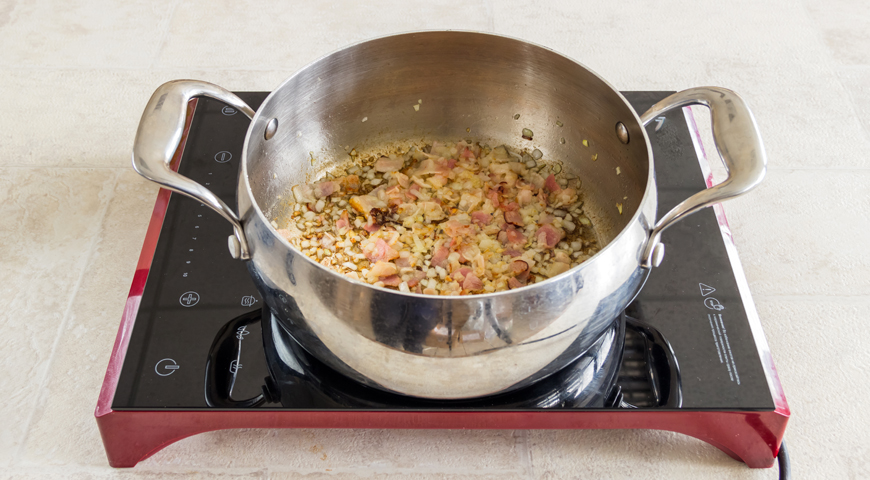 Фото приготовления рецепта: Рагу из капусты с картофелем и мясными остатками, шаг №4