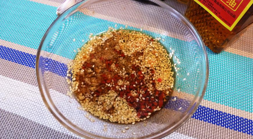 Готовим соус из необходимых ингредиентов для «Хияши чука»