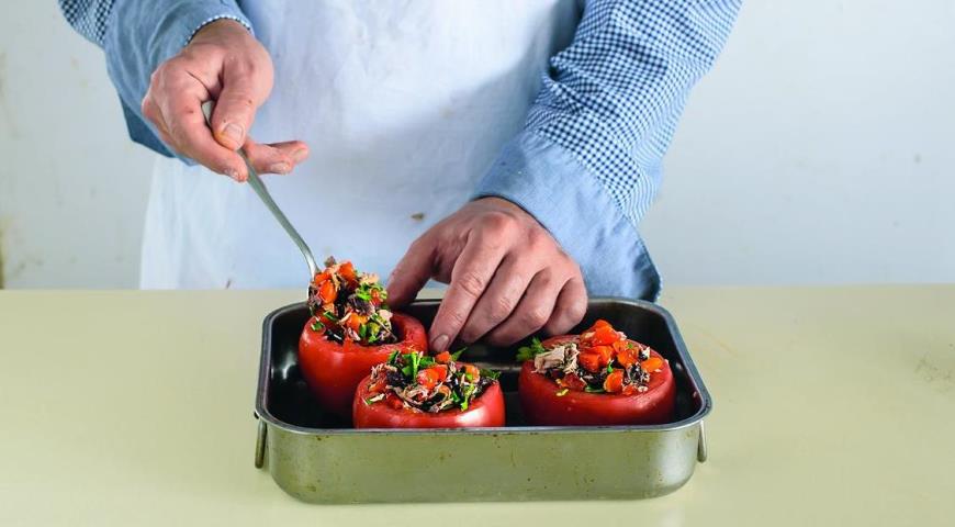 Фото приготовления рецепта: Фаршированные тунцом и сладким перцем помидоры, шаг №4