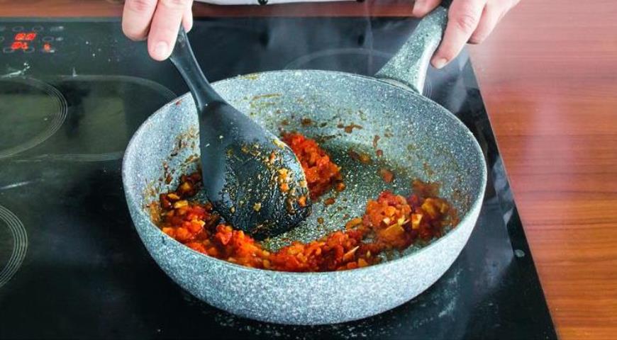 Фото приготовления рецепта: Кальмары в пряном томатном соусе, шаг №3