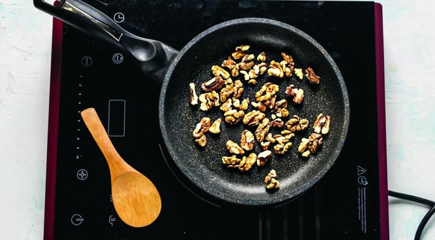 Фото приготовления рецепта: Творожно-гречневая запеканка со шпинатом и яйцом, шаг №2
