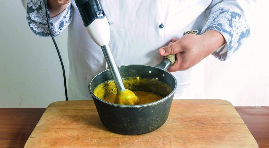 Фото приготовления рецепта: Тыквенный суп с креветками и кокосовым молоком, шаг №6