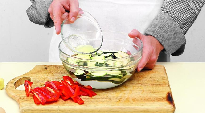 Фото приготовления рецепта: Темпура из баклажанов, цукини и перца, шаг №3