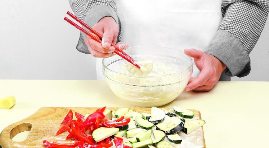 Фото приготовления рецепта: Темпура из баклажанов, цукини и перца, шаг №6