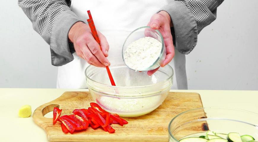 Фото приготовления рецепта: Темпура из баклажанов, цукини и перца, шаг №4