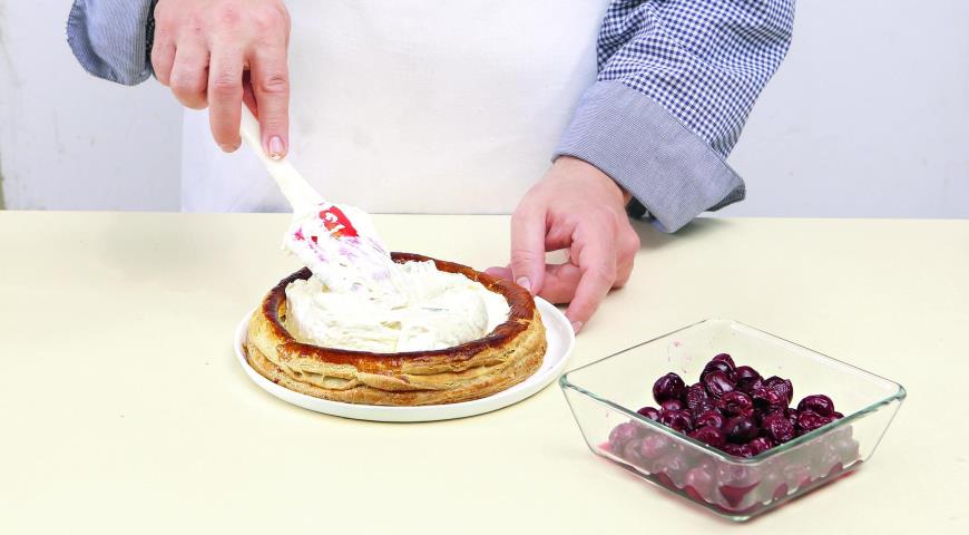 Фото приготовления рецепта: Праздничный пирог с вишней и заварным кремом, шаг №6