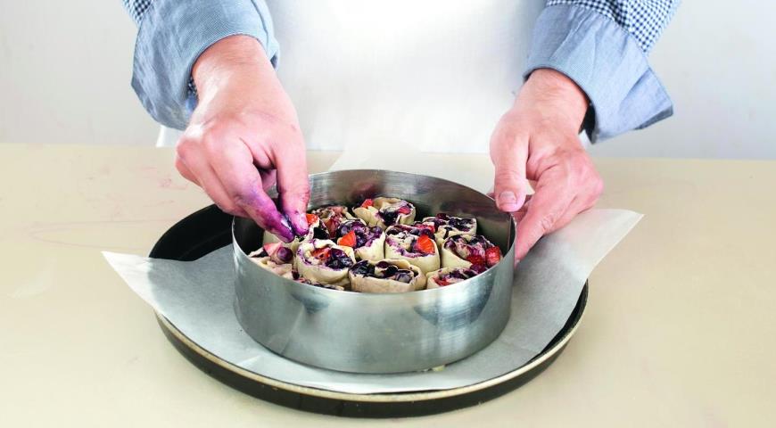 Фото приготовления рецепта: Разборный пирог с сезонными ягодами, шаг №5