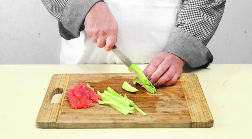 Фото приготовления рецепта: Футомаки с лососем, авокадо и огурцом, шаг №3