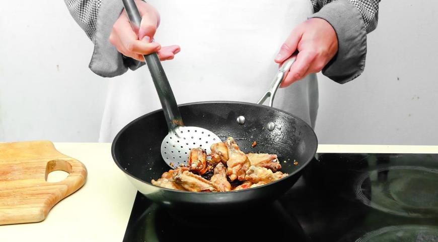 Фото приготовления рецепта: Острые куриные крылышки в стиле корейское BBQ, шаг №6