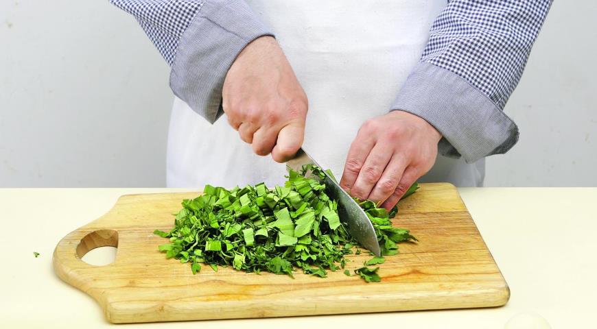 Фото приготовления рецепта: Сырные лепешки с зеленью и мацони, шаг №2